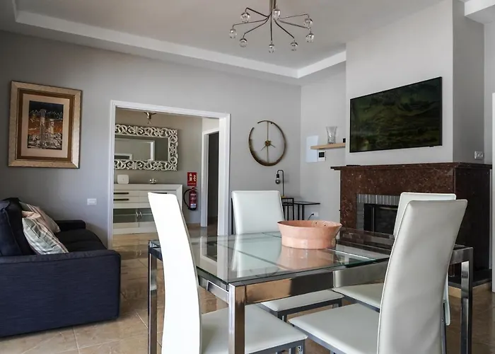 Casa Peras, * Σαν Κριστόμπαλ ντε Λα Λαγούνα